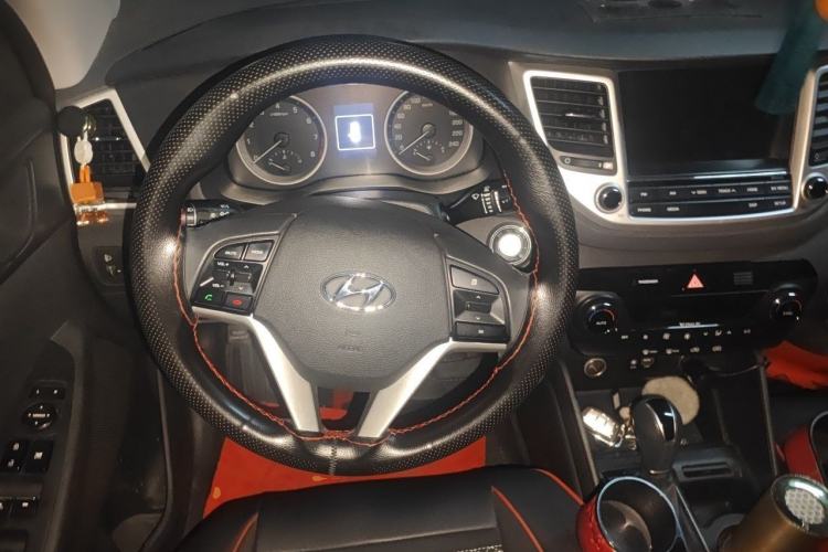 Used Hyundai Tucson 2015 1.6T Dual-Clutch Two-Wheel-Drive Smart Model Steering Wheel