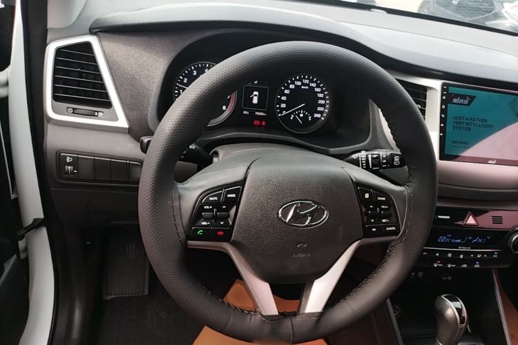 Used Hyundai Tucson 2015 1.6T Dual-Clutch Two-Wheel-Drive Smart Model Steering Wheel