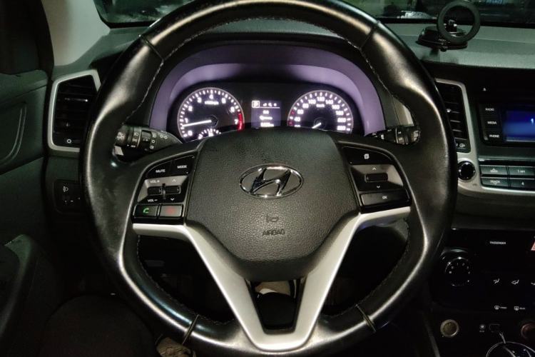 Used Hyundai Tucson 2015 2.0L Automatic Two-Wheel Drive Smart Version Steering Wheel