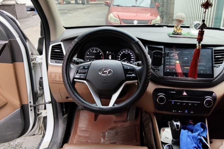 Used Hyundai Tucson 2015 2.0L Automatic Two-Wheel Drive Smart Version Steering Wheel