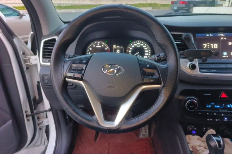 Used Hyundai Tucson 2015 1.6T Dual-Clutch Two-Wheel-Drive Smart Model Steering Wheel