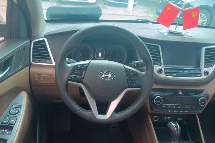 Used Hyundai Tucson 2015 1.6T Dual-Clutch Two-Wheel-Drive Smart Model Steering Wheel