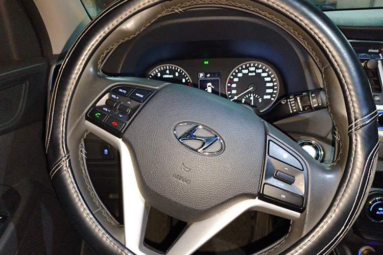 Used Hyundai Tucson 2015 1.6T Dual-Clutch Two-Wheel-Drive Smart Model Steering Wheel