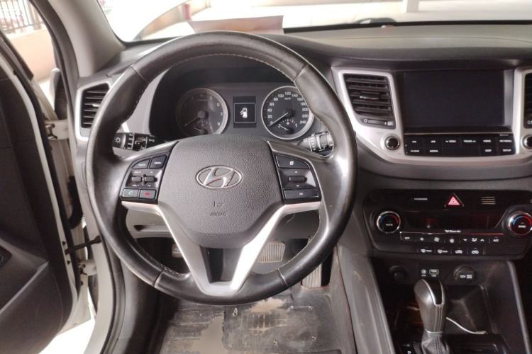 Used Hyundai Tucson 2015 1.6T Dual-Clutch Two-Wheel-Drive Smart Model Steering Wheel