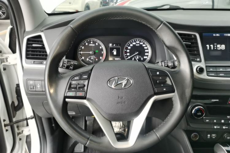 Used Hyundai Tucson 2015 1.6T Dual-Clutch Two-Wheel-Drive Smart Model Steering Wheel
