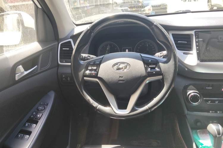 Used Hyundai Tucson 2015 2.0L Automatic Two-Wheel Drive Smart Version Steering Wheel