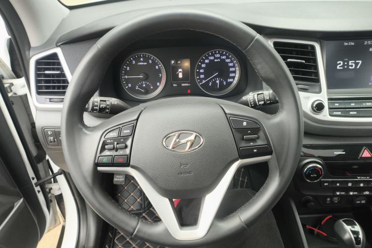 Used Hyundai Tucson 2015 1.6T Dual-Clutch Two-Wheel-Drive Smart Model Steering Wheel