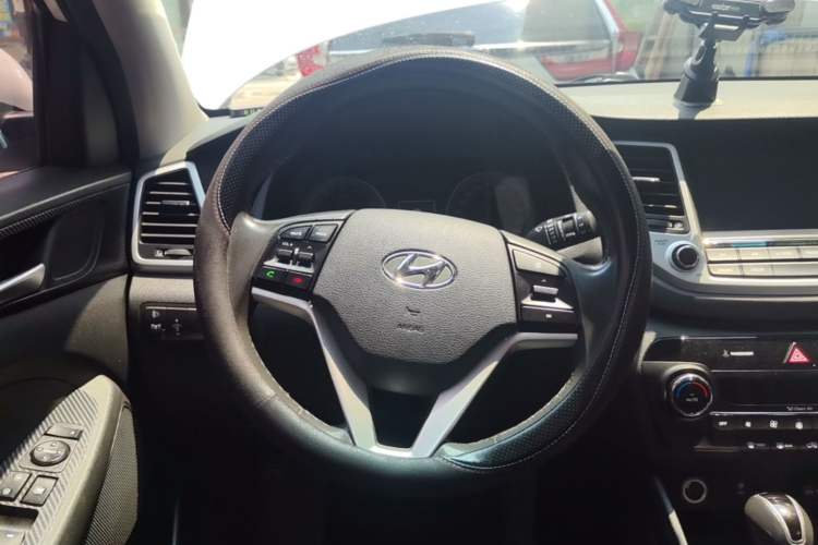 Used Hyundai Tucson 2015 1.6T Dual-Clutch Two-Wheel-Drive Smart Model Steering Wheel