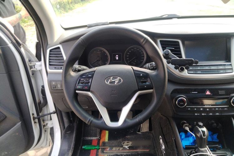 Used Hyundai Tucson 2015 1.6T Dual-Clutch Two-Wheel-Drive Smart Model Steering Wheel