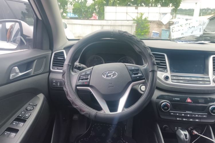 Used Hyundai Tucson 2015 1.6T Dual-Clutch Two-Wheel-Drive Smart Model Steering Wheel