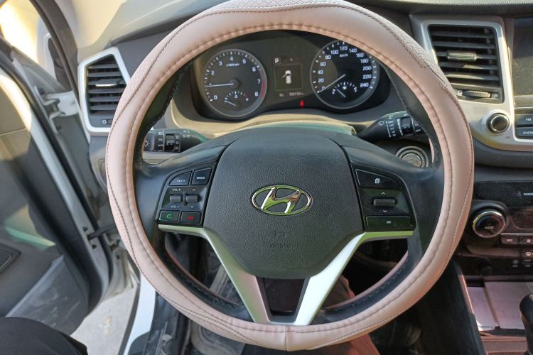 Used Hyundai Tucson 2015 1.6T Dual-Clutch Two-Wheel-Drive Smart Model Steering Wheel