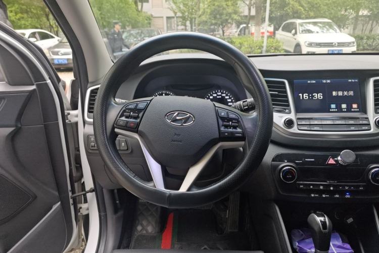 Used Hyundai Tucson 2015 1.6T Dual-Clutch Two-Wheel-Drive Smart Model Steering Wheel