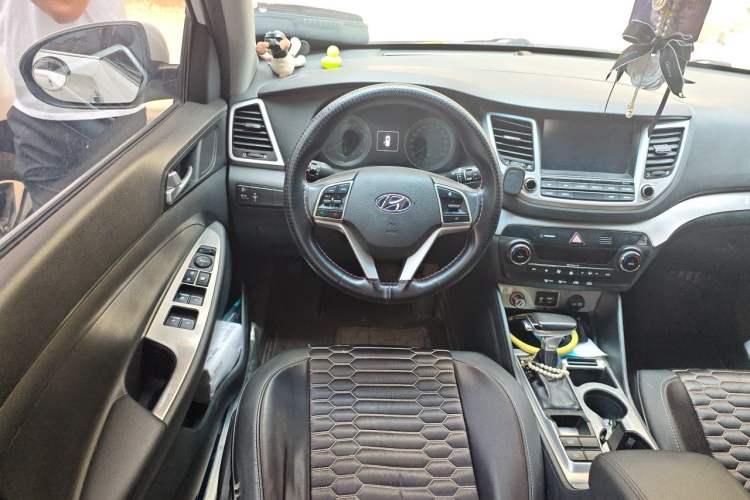 Used Hyundai Tucson 2015 1.6T Dual-Clutch Two-Wheel-Drive Smart Model Steering Wheel