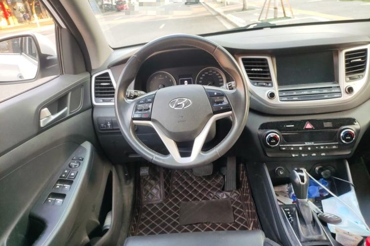 Used Hyundai Tucson 2015 1.6T Dual-Clutch Two-Wheel-Drive Smart Model Steering Wheel