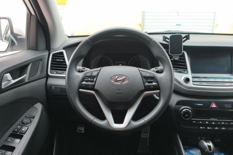 Used Hyundai Tucson 2015 1.6T Dual-Clutch Two-Wheel-Drive Smart Model Steering Wheel