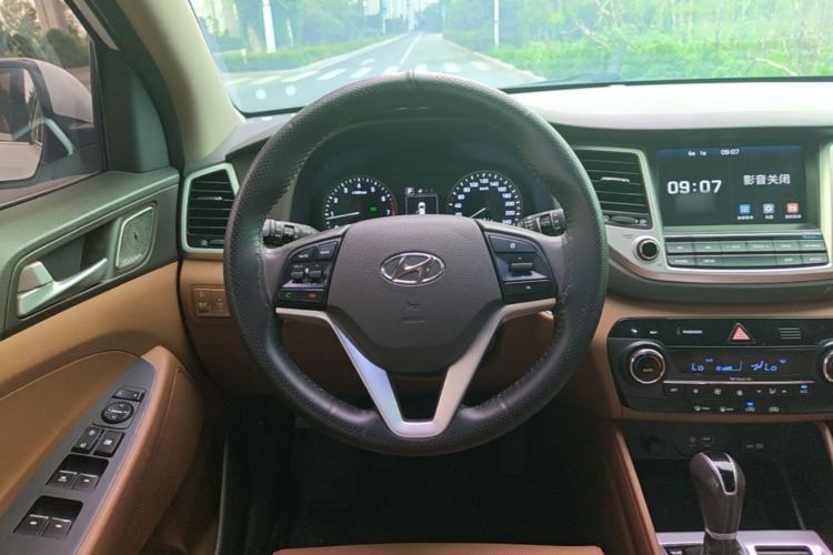 Used Hyundai Tucson 2015 1.6T Dual-Clutch Two-Wheel-Drive Smart Model Steering Wheel