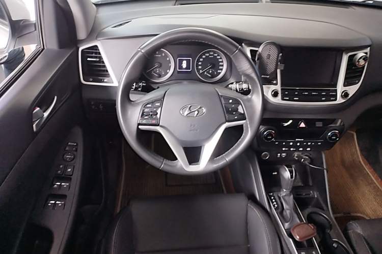 Used Hyundai Tucson 2015 1.6T Dual-Clutch Two-Wheel-Drive Leading Model Steering Wheel