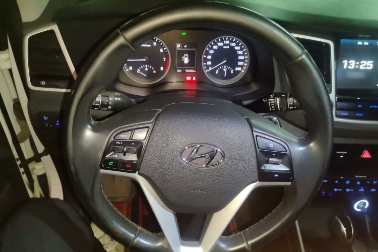 Used Hyundai Tucson 2015 1.6T Dual-Clutch Two-Wheel-Drive Smart Model Steering Wheel
