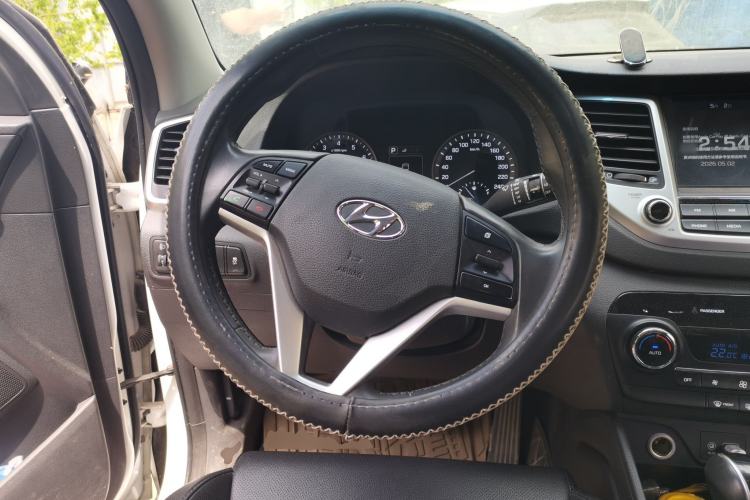 Used Hyundai Tucson 2015 1.6T Dual-Clutch Two-Wheel-Drive Smart Model Steering Wheel
