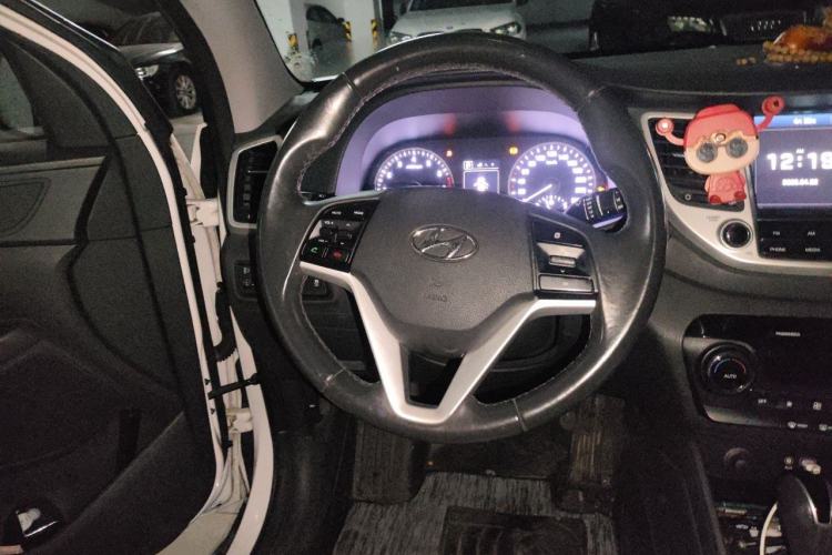 Used Hyundai Tucson 2015 1.6T Dual-Clutch Two-Wheel-Drive Smart Model Steering Wheel