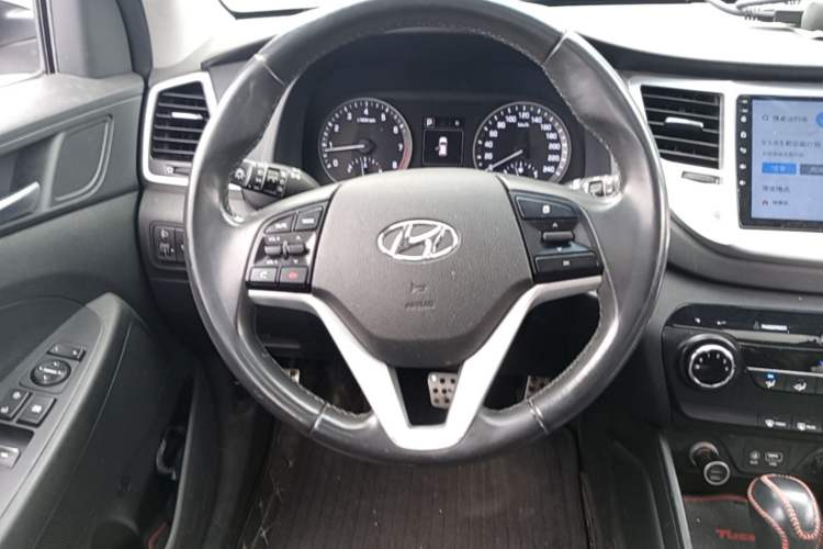Used Hyundai Tucson 2015 2.0L Automatic Two-Wheel Drive Smart Version Steering Wheel