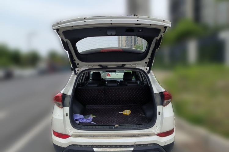 Used Hyundai Tucson 2015 2.0L Automatic Two-Wheel Drive Smart Version Trunk