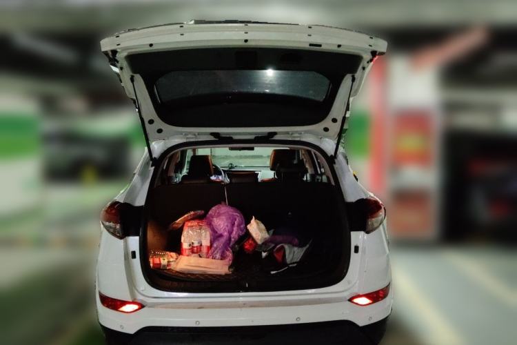 Used Hyundai Tucson 2015 2.0L Automatic Two-Wheel Drive Smart Version Trunk