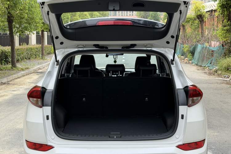 Used Hyundai Tucson 2015 1.6T Dual-Clutch Two-Wheel-Drive Smart Model Trunk