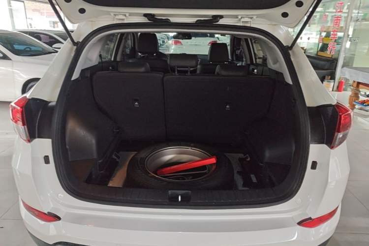 Used Hyundai Tucson 2015 2.0L Automatic Two-Wheel Drive Smart Version Trunk