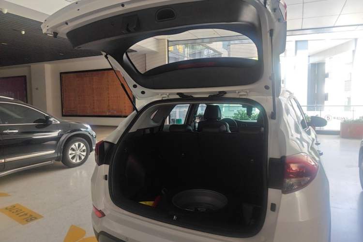 Used Hyundai Tucson 2015 1.6T Dual-Clutch Two-Wheel-Drive Smart Model Trunk