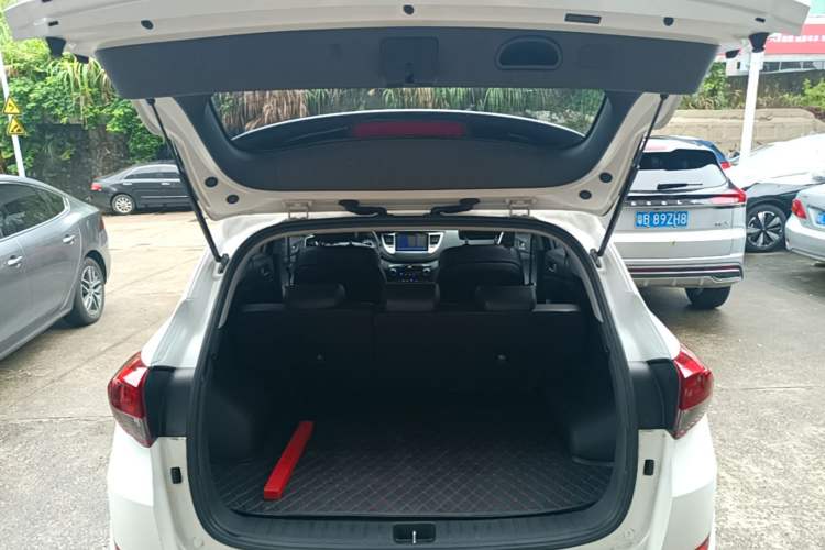 Used Hyundai Tucson 2015 2.0L Automatic Two-Wheel Drive Smart Version Trunk