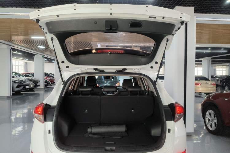 Used Hyundai Tucson 2015 1.6T Dual-Clutch Two-Wheel-Drive Smart Model Trunk