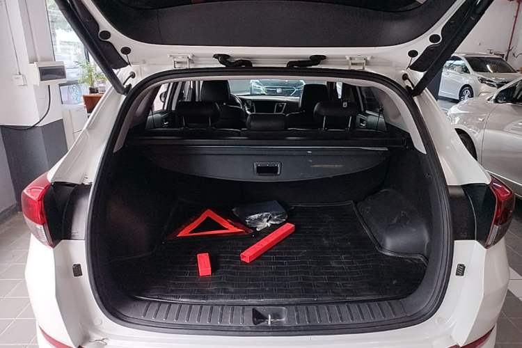 Used Hyundai Tucson 2015 1.6T Dual-Clutch Two-Wheel-Drive Leading Model Trunk