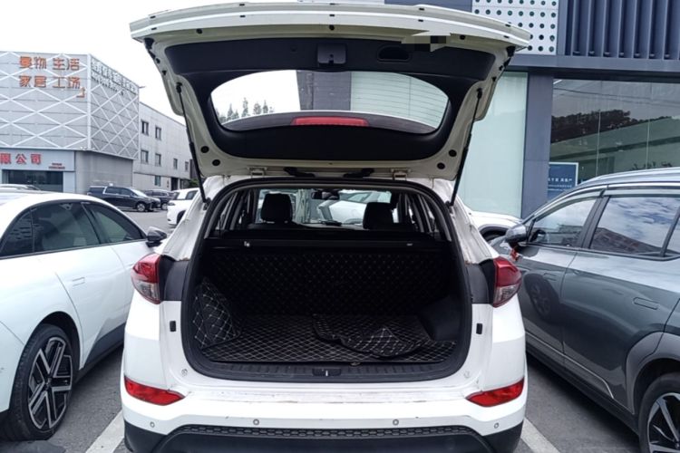 Used Hyundai Tucson 2015 2.0L Automatic Two-Wheel Drive Smart Version Trunk