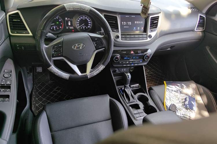 Used Hyundai Tucson 2018 1.6T Dual-Clutch Two-Wheel Drive 15th Anniversary Special Edition Center Console