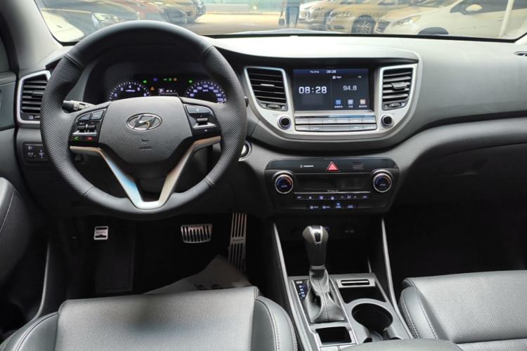 Used Hyundai Tucson 2018 1.6T Dual-Clutch Two-Wheel Drive 15th Anniversary Special Edition Center Console