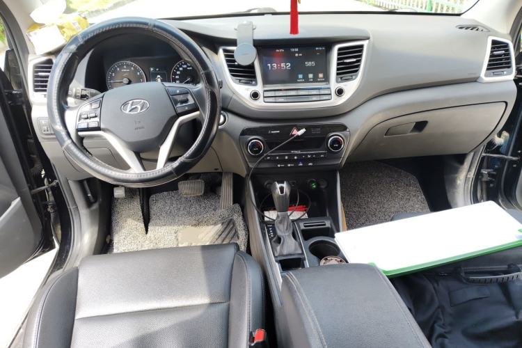 Used Hyundai Tucson 2018 1.6T Dual-Clutch Two-Wheel Drive 15th Anniversary Special Edition Center Console