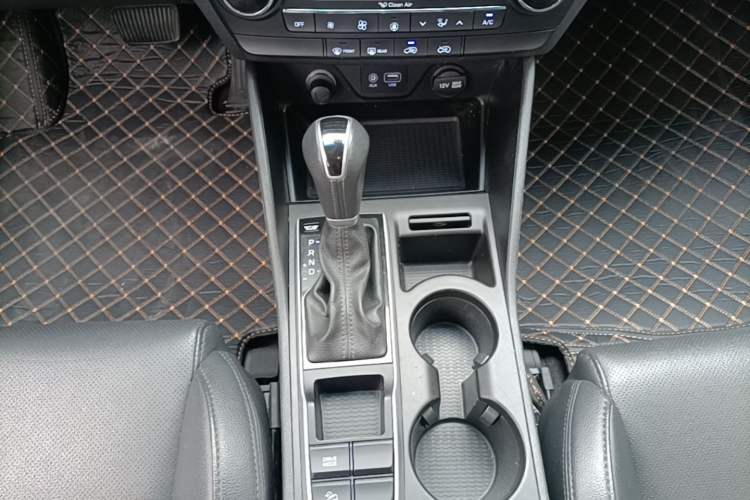 Used Hyundai Tucson 2018 1.6T Dual-Clutch Two-Wheel Drive 15th Anniversary Special Edition Gear Lever