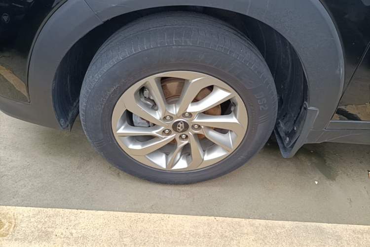 Used Hyundai Tucson 2018 1.6T Dual-Clutch Two-Wheel Drive 15th Anniversary Special Edition Left Front Wheel Hub
