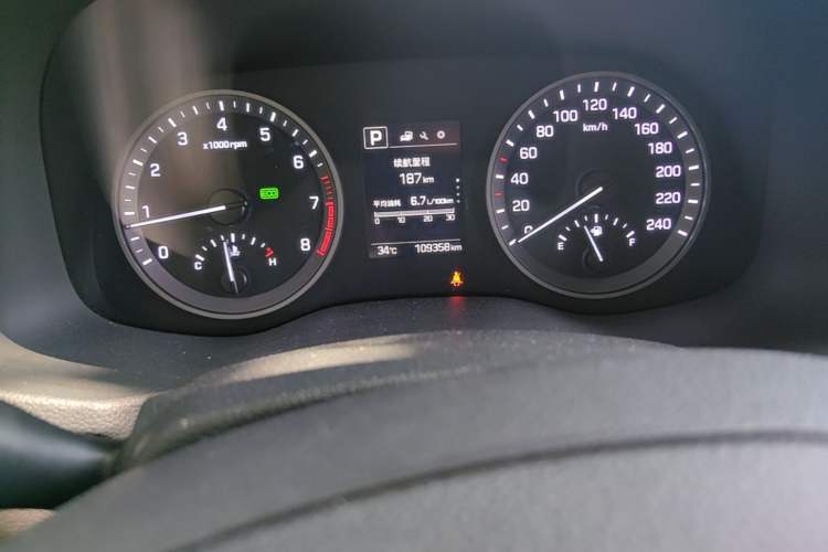 Used Hyundai Tucson 2018 1.6T Dual-Clutch Two-Wheel Drive 15th Anniversary Special Edition Odometer Close Up
