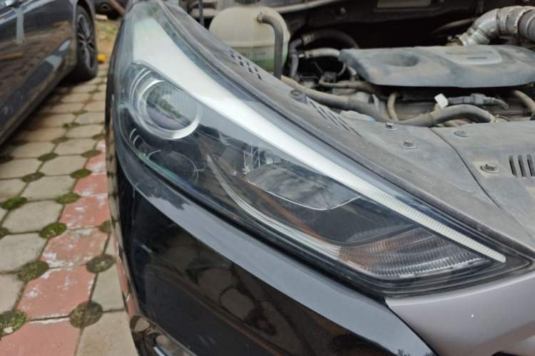 Used Hyundai Tucson 2018 1.6T Dual-Clutch Two-Wheel Drive 15th Anniversary Special Edition Right Front Headlight