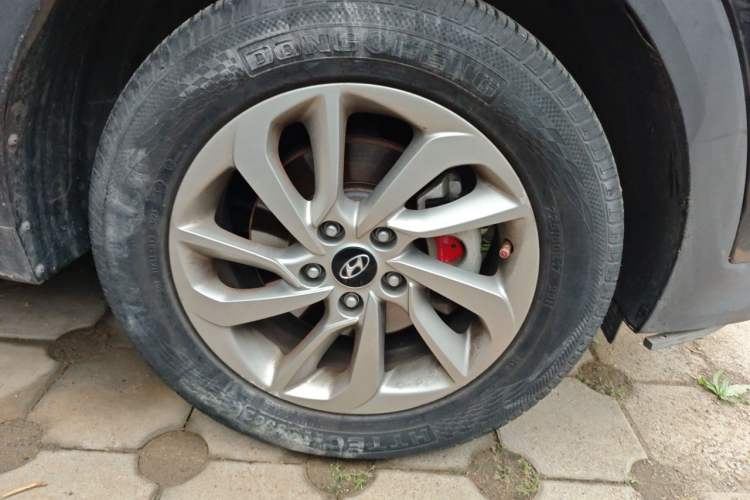 Used Hyundai Tucson 2018 1.6T Dual-Clutch Two-Wheel Drive 15th Anniversary Special Edition Right Front Wheel Hub