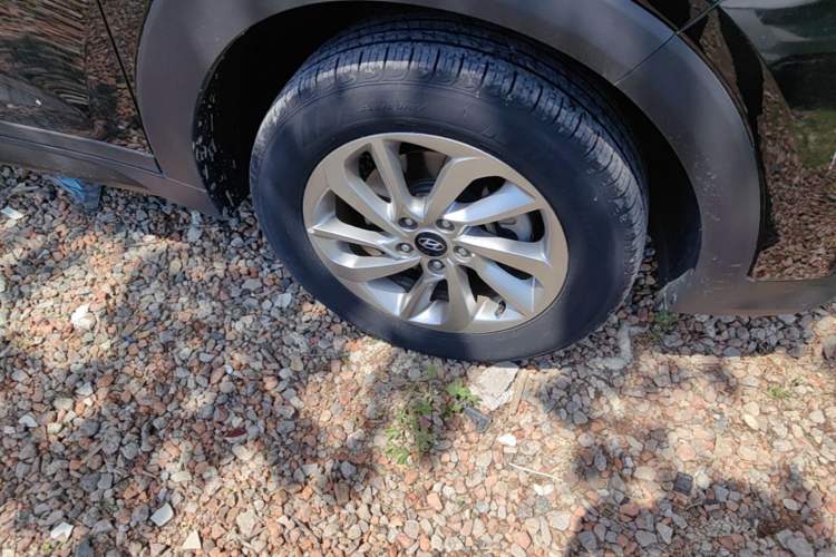 Used Hyundai Tucson 2018 1.6T Dual-Clutch Two-Wheel Drive 15th Anniversary Special Edition Right Front Wheel Hub