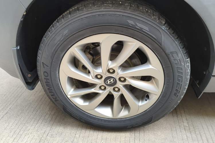 Used Hyundai Tucson 2018 1.6T Dual-Clutch Two-Wheel Drive 15th Anniversary Special Edition Right Rear Wheel Hub