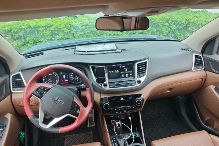 Used Hyundai Tucson 2018 1.6T Dual-Clutch Two-Wheel Drive 15th Anniversary Special Edition Center Console