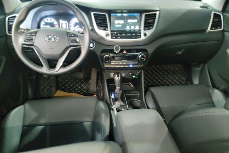 Used Hyundai Tucson 2018 1.6T Dual-Clutch Two-Wheel Drive 15th Anniversary Special Edition Center Console