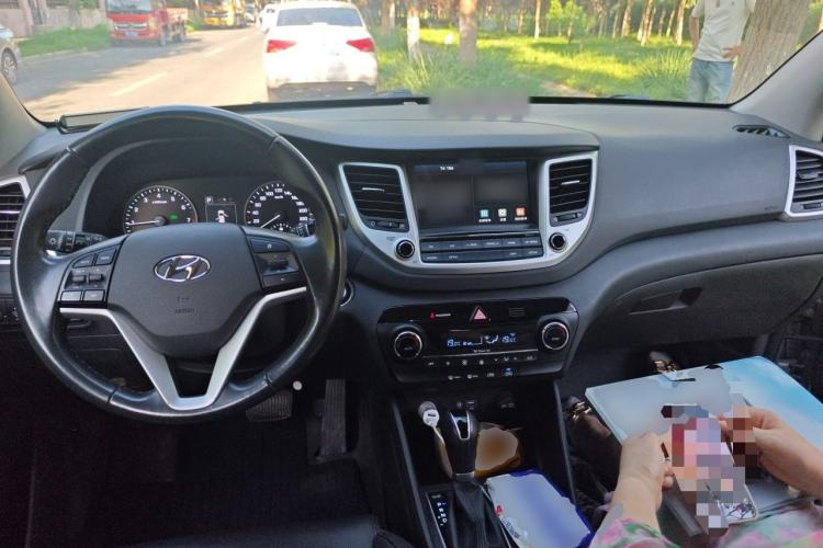 Used Hyundai Tucson 2018 1.6T Dual-Clutch Two-Wheel Drive 15th Anniversary Special Edition Center Console
