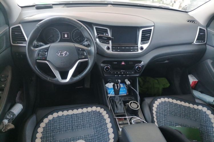 Used Hyundai Tucson 2018 1.6T Dual-Clutch Two-Wheel Drive 15th Anniversary Special Edition Center Console