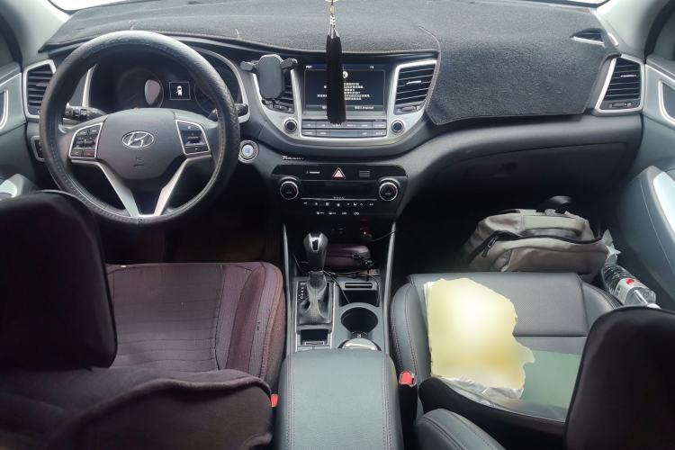 Used Hyundai Tucson 2018 1.6T Dual-Clutch Two-Wheel Drive 15th Anniversary Special Edition Center Console