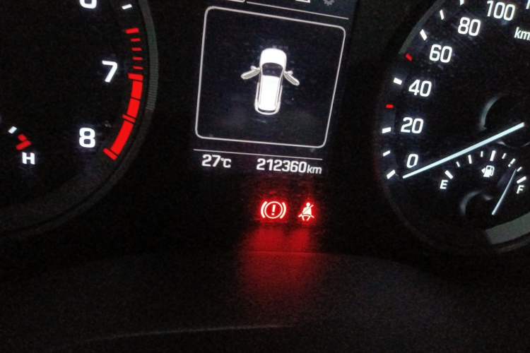 Used Hyundai Tucson 2018 1.6T Dual-Clutch Two-Wheel Drive 15th Anniversary Special Edition Odometer Close Up